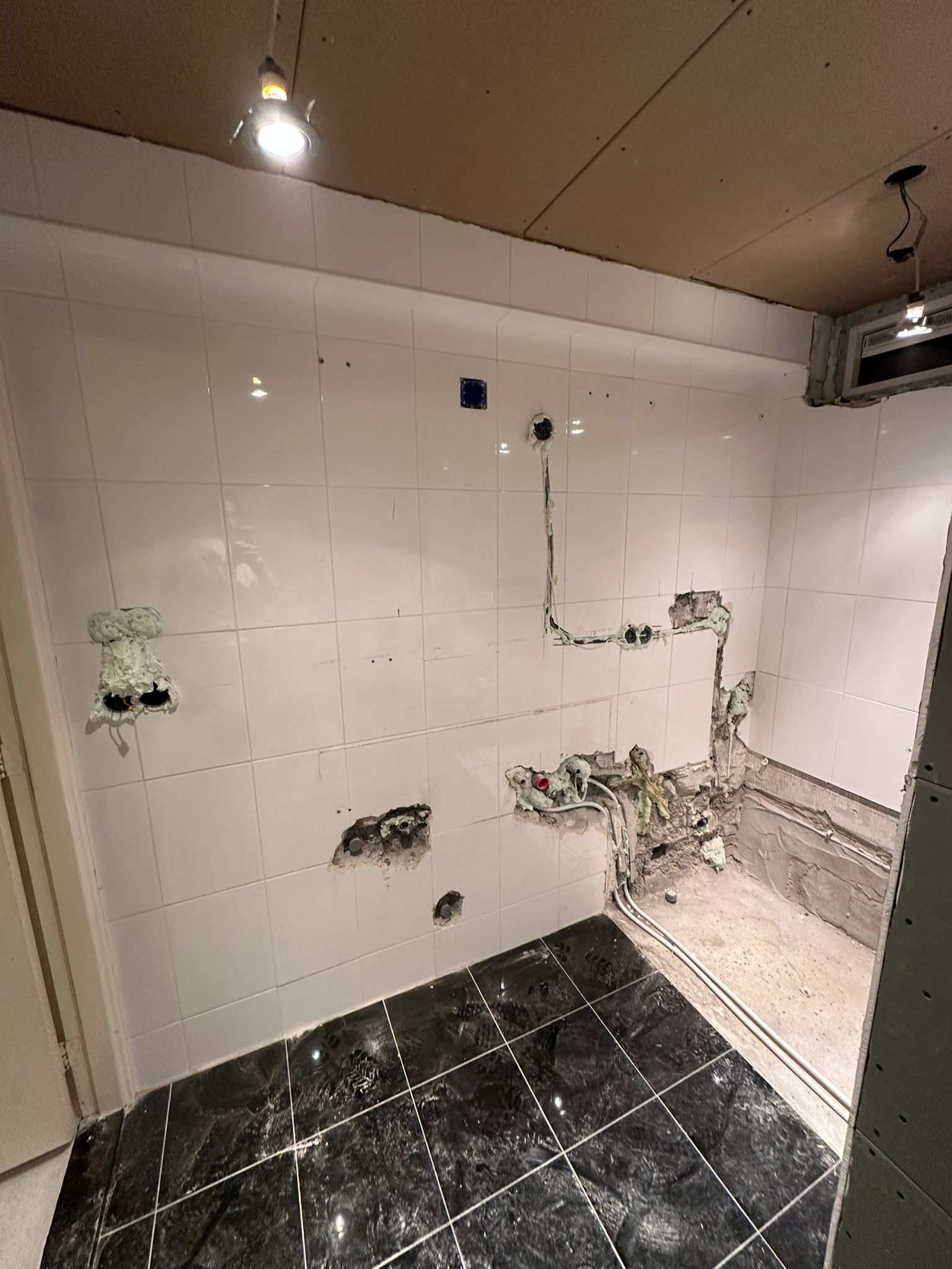 badkamer installatie Utrecht moderne douche met glazen schuifdeur en luxe afwerking
