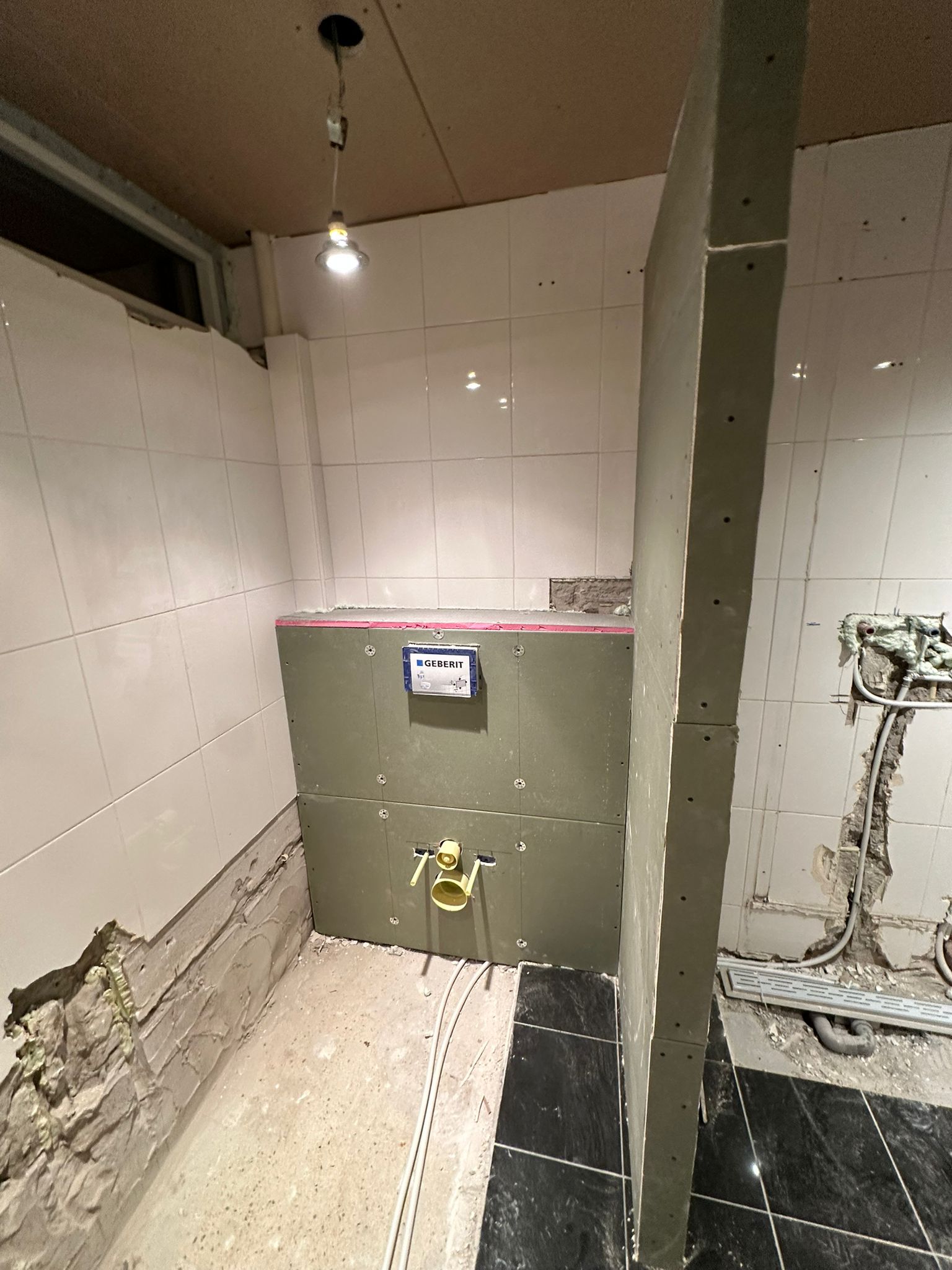 oude badkamer voor verbouwing Utrecht met verouderde tegels en indeling