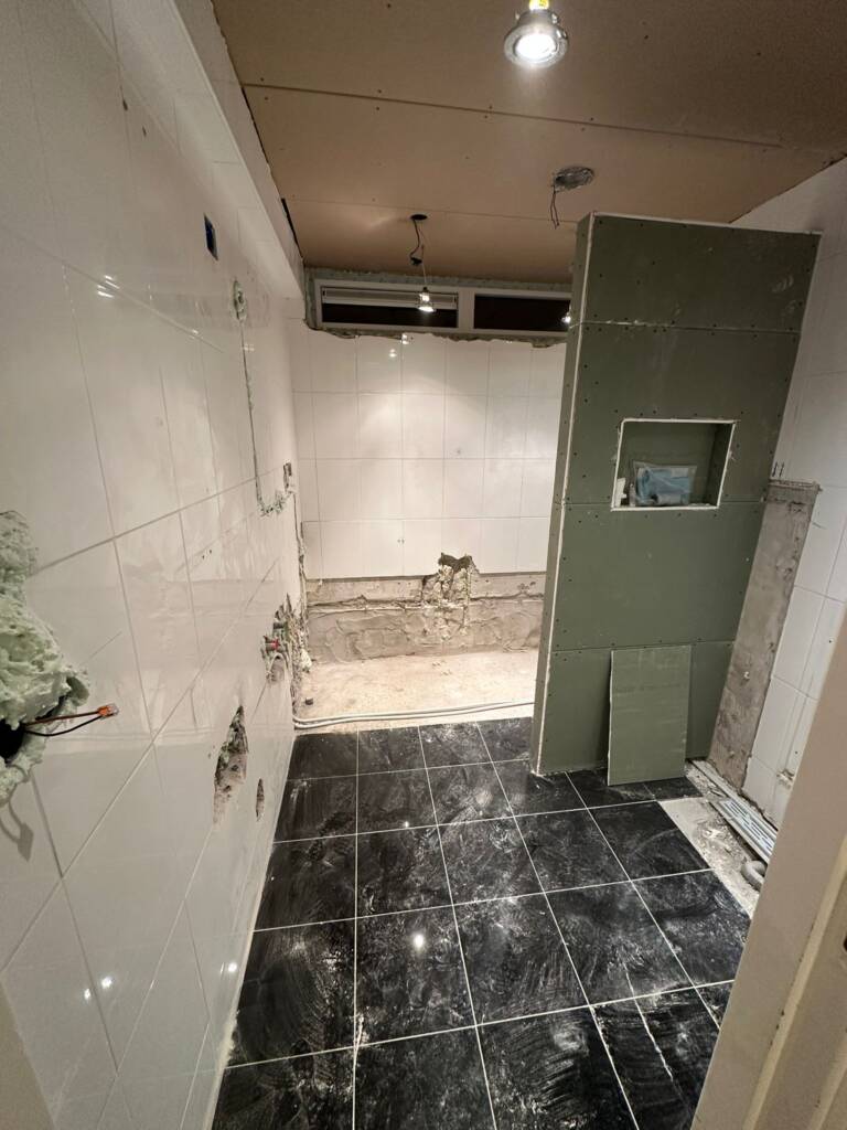 oude badkamer voor verbouwing Utrecht met verouderde tegels en indeling