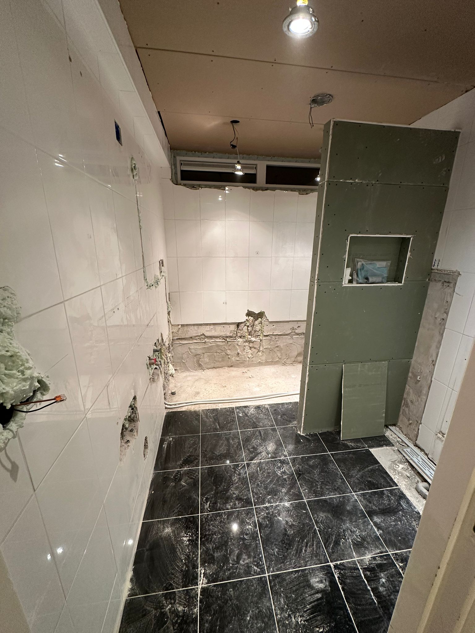 badkamer installatie Utrecht met modern wastafelmeubel en stijlvolle afwerking