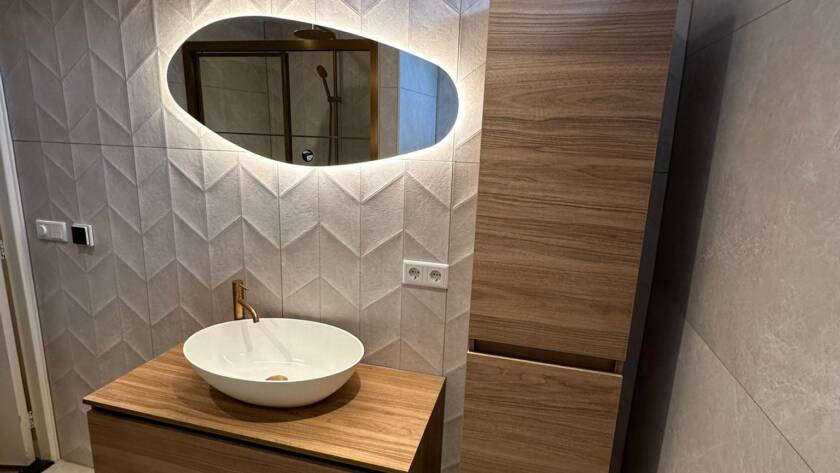 badkamer installatie Utrecht moderne douche met glazen schuifdeur en luxe afwerking