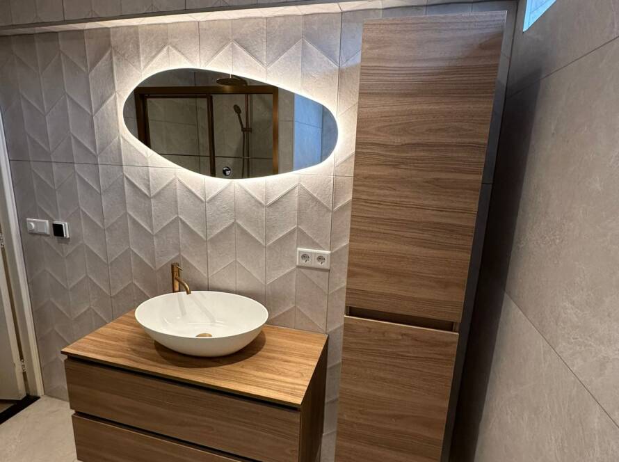 badkamer installatie Utrecht moderne douche met glazen schuifdeur en luxe afwerking
