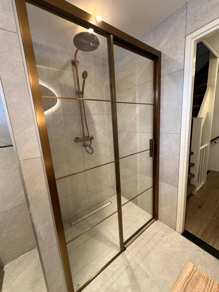 badkamer installatie Utrecht moderne douche met glazen schuifdeur en luxe afwerking