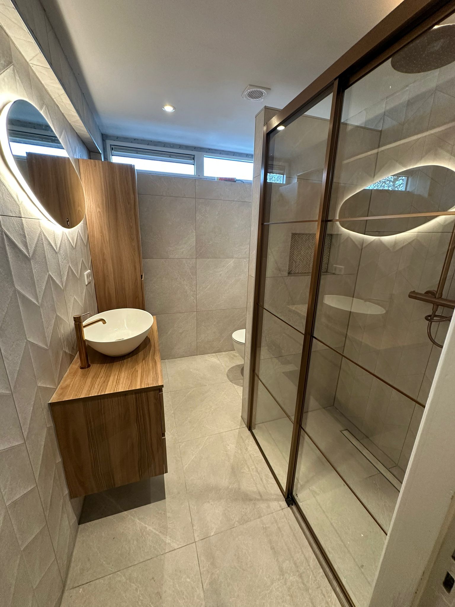 badkamer installatie Utrecht met modern wastafelmeubel en stijlvolle afwerking