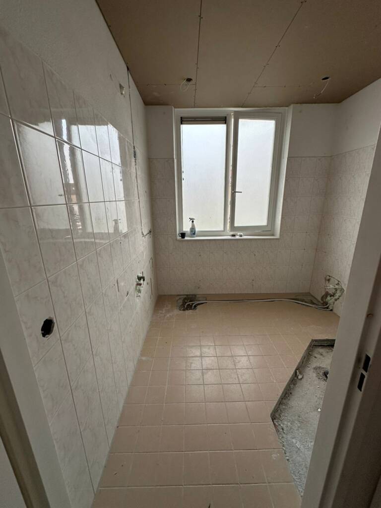 oude badkamer renoveren naar een moderne badkamer