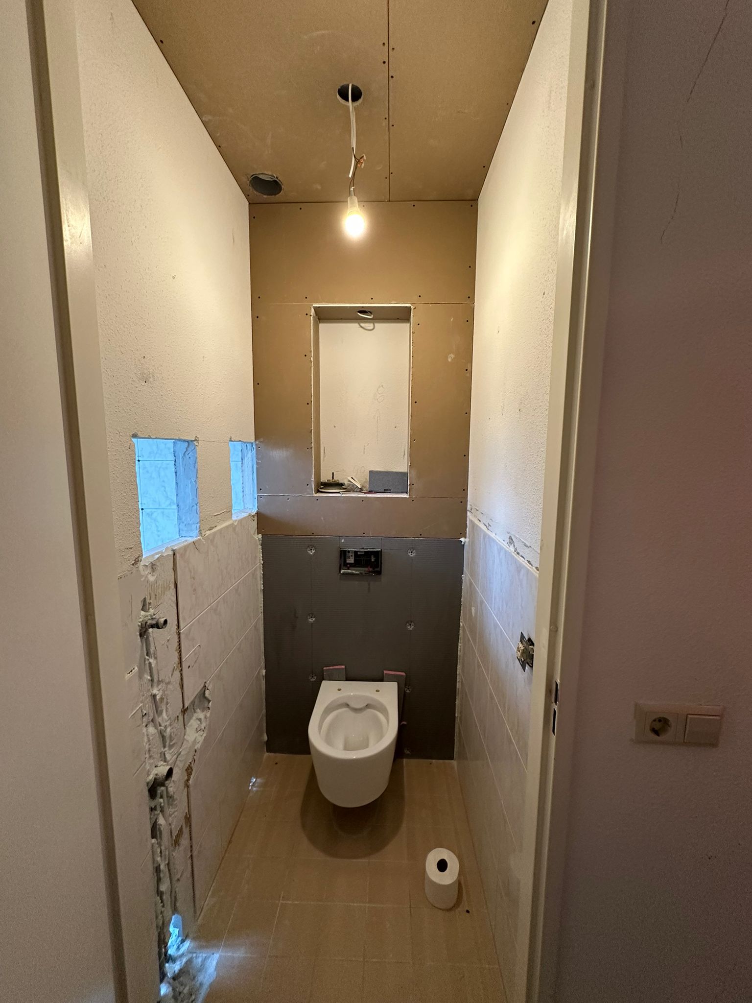 oude toiletruimte renoveren naar een moderne toiletruimte