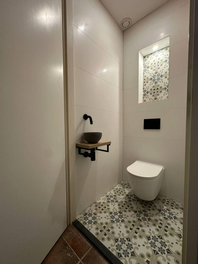 Luxe inloopdouche installeren moderne badkamer