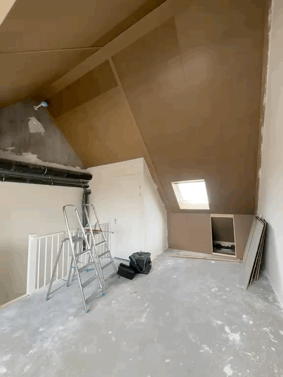 Ruimte met vers aangebracht glad stucwerk