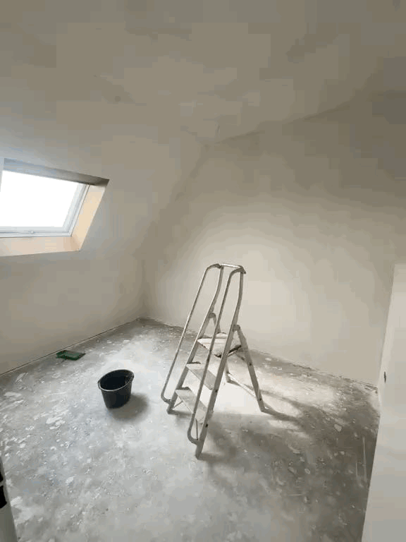 Ruimte met vers aangebracht glad stucwerk