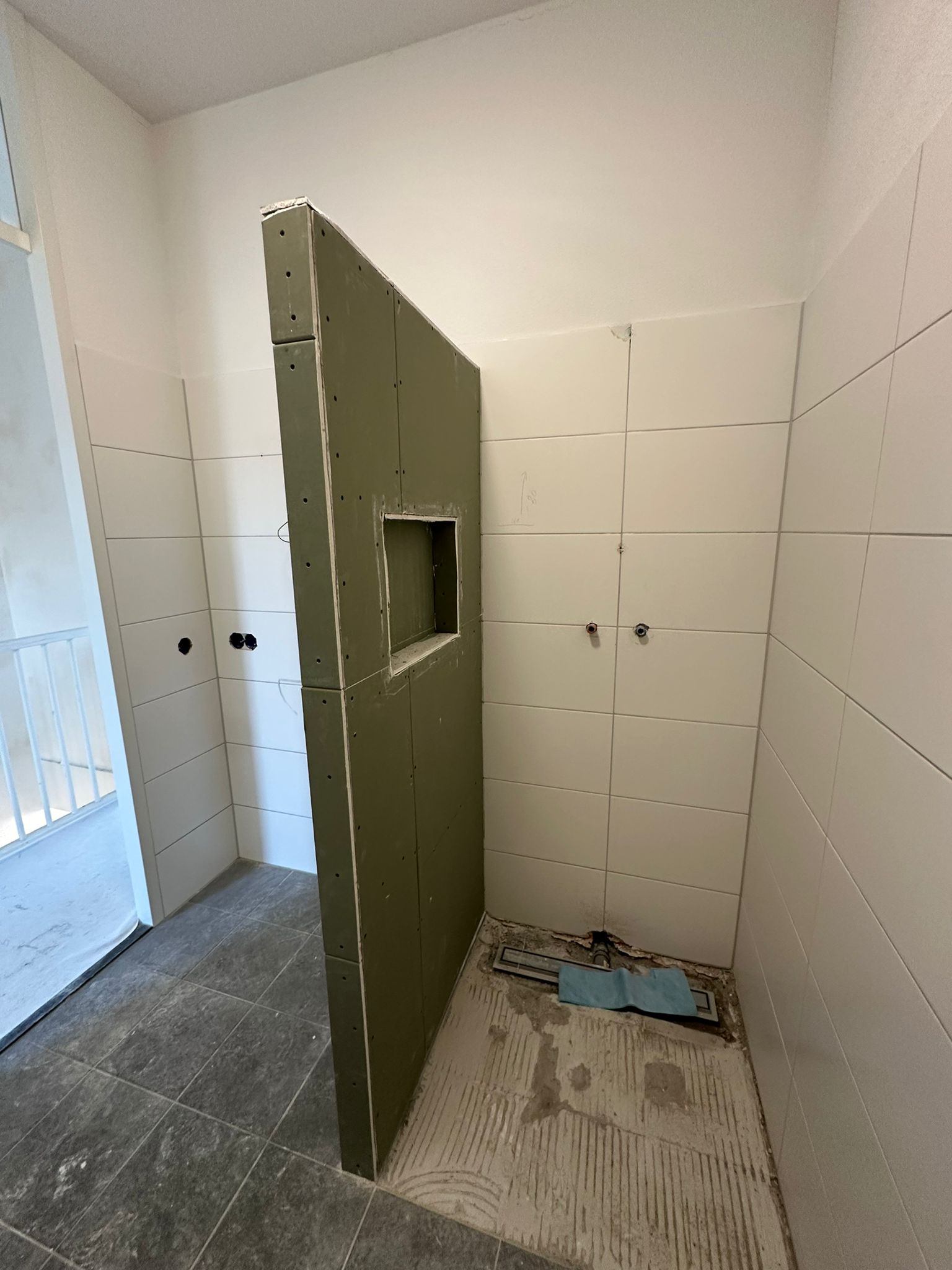 moderne badkamer renovatie Utrecht wastafel met meubel en spiegelkast uitgevoerd door ASK installatie