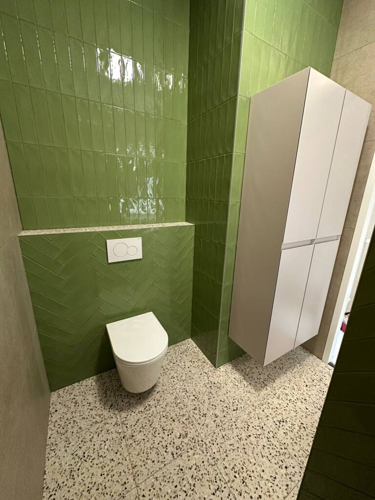 moderne badkamer renovatie Utrecht wastafel met meubel en spiegelkast uitgevoerd door ASK installatie