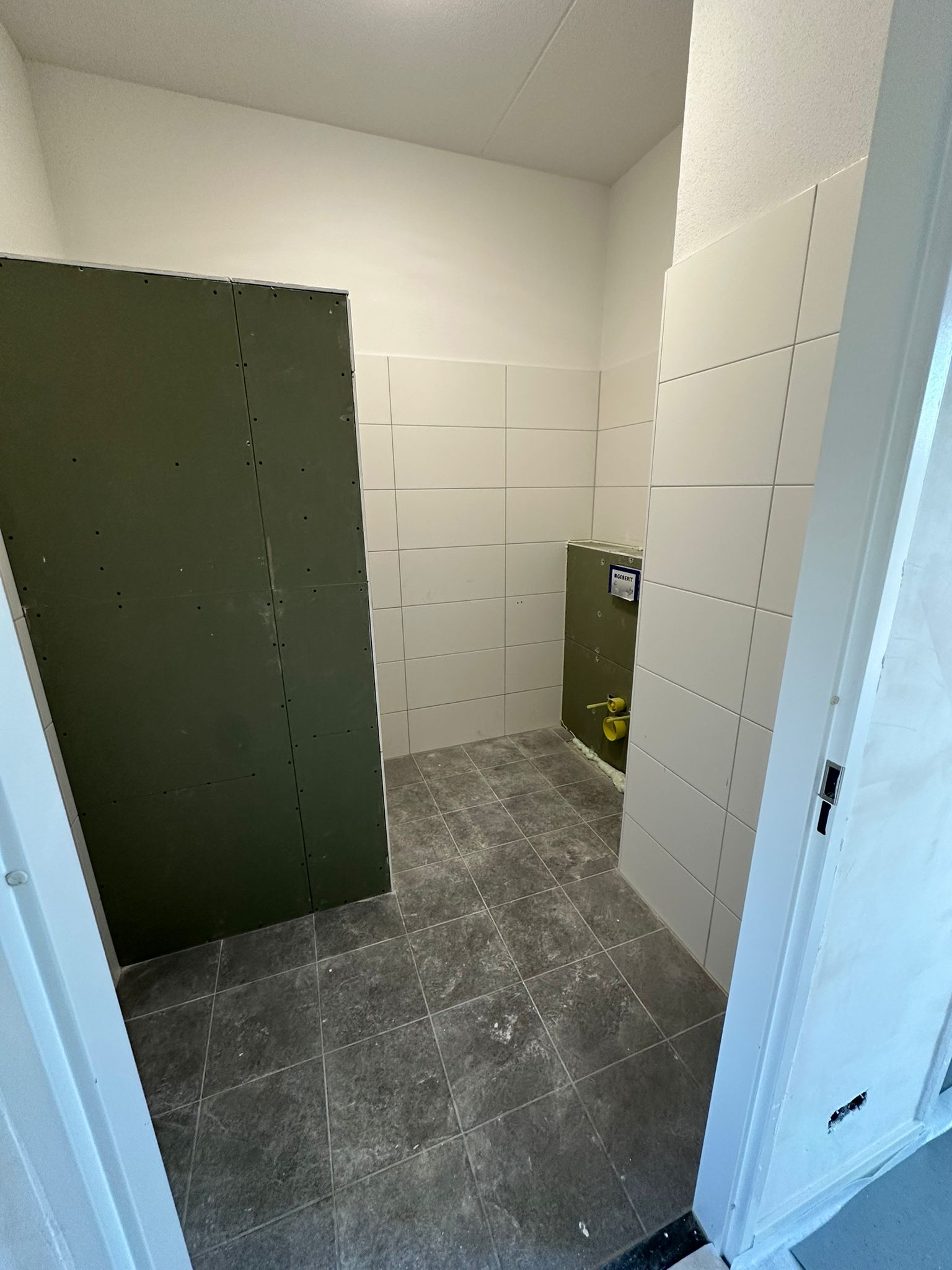 moderne badkamer renovatie Utrecht wastafel met meubel en spiegelkast uitgevoerd door ASK installatie