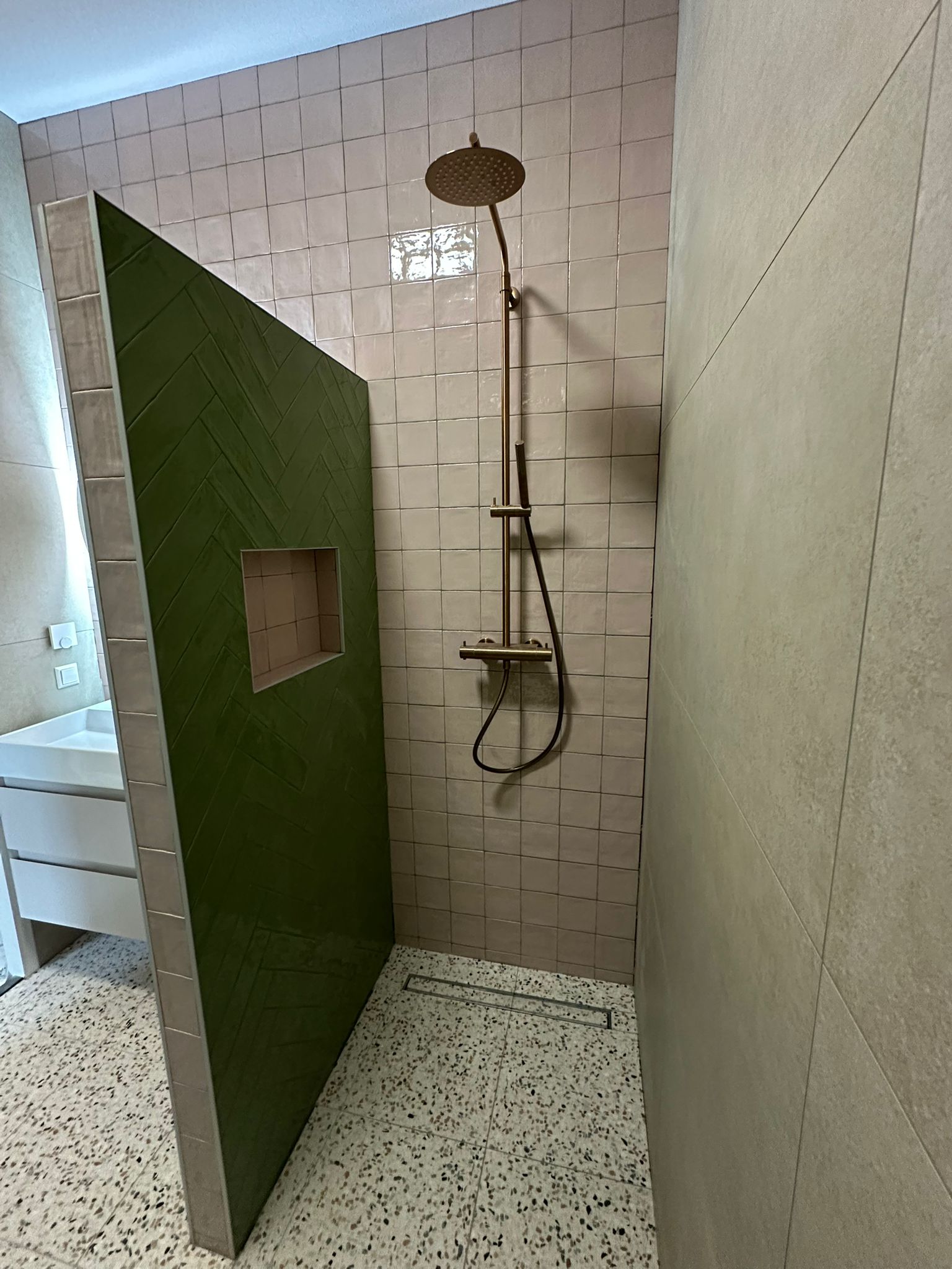 moderne badkamer renovatie Utrecht wastafel met meubel en spiegelkast uitgevoerd door ASK installatie