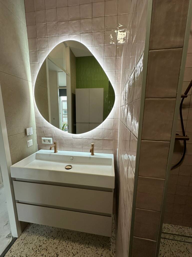moderne badkamer renovatie Utrecht wastafel met meubel en spiegelkast uitgevoerd door ASK installatie