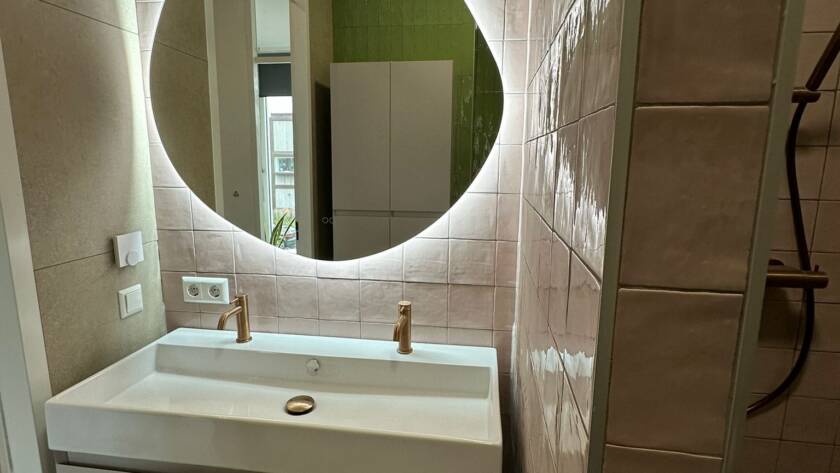 moderne badkamer renovatie Utrecht wastafel met meubel en spiegelkast uitgevoerd door ASK installatie