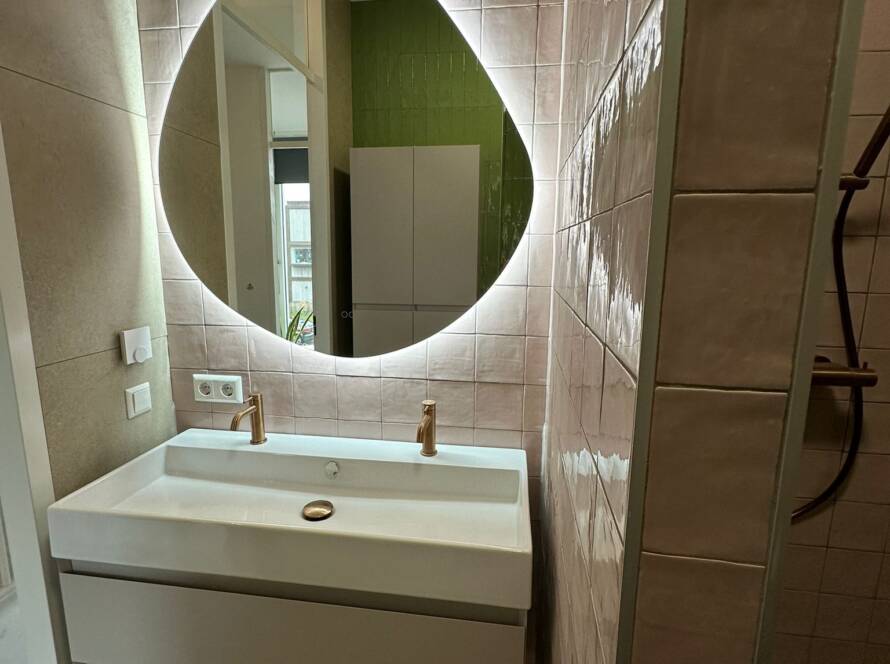 moderne badkamer renovatie Utrecht wastafel met meubel en spiegelkast uitgevoerd door ASK installatie