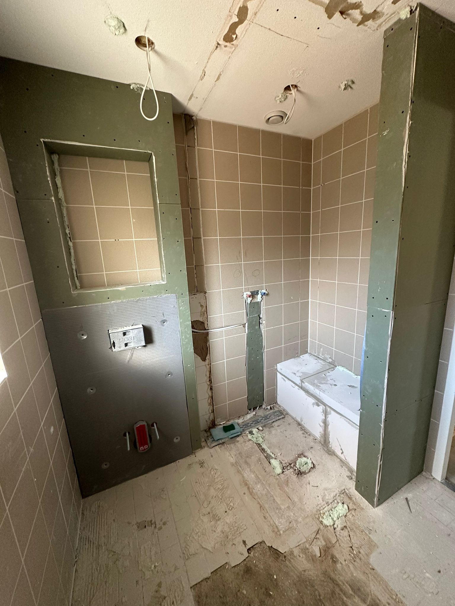 Badkamer voor verbouwing met beperkte ruimte en oude tegels