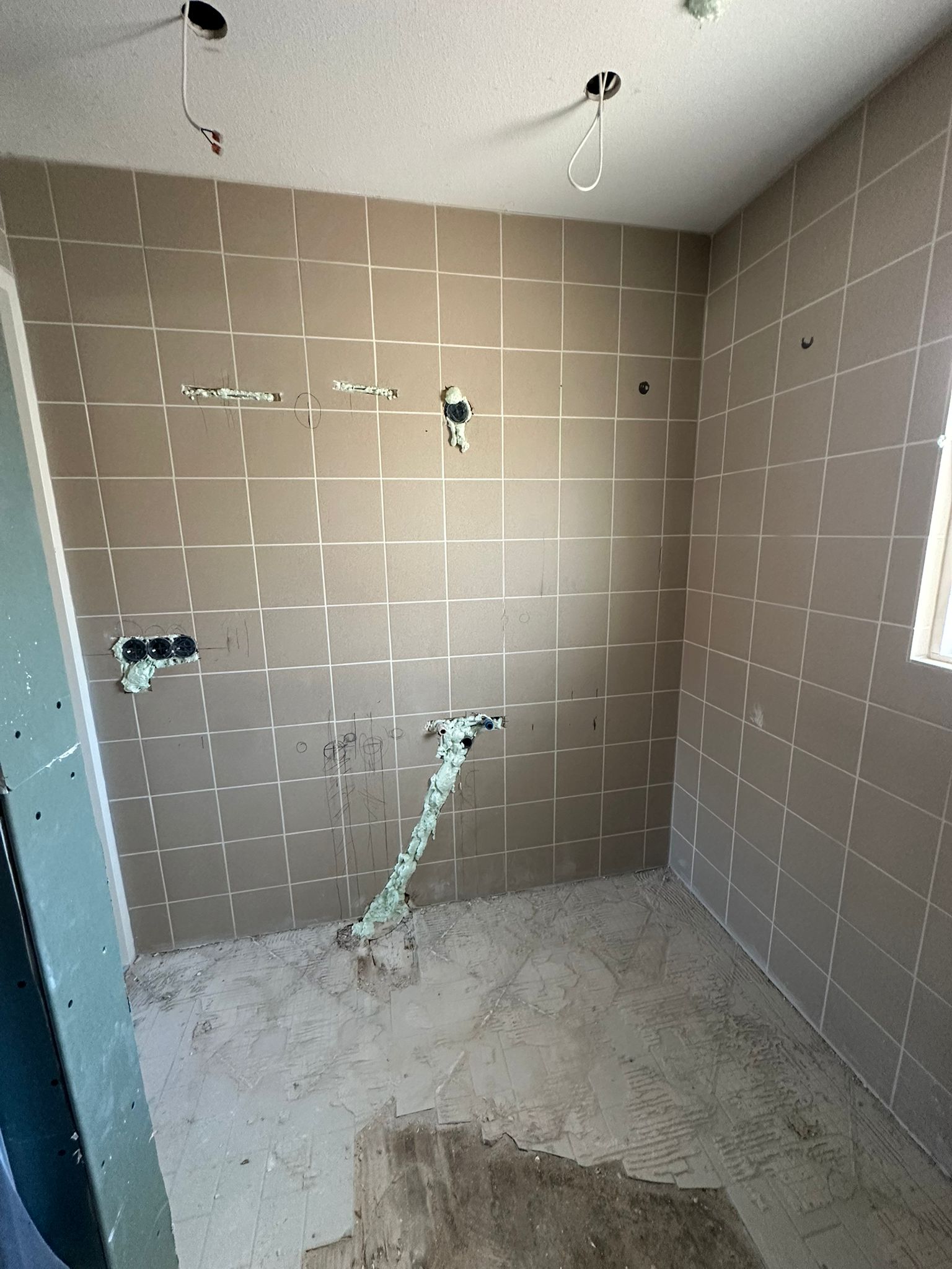 Oude badkamer voor renovatie zonder inloopdouche in IJsselstein