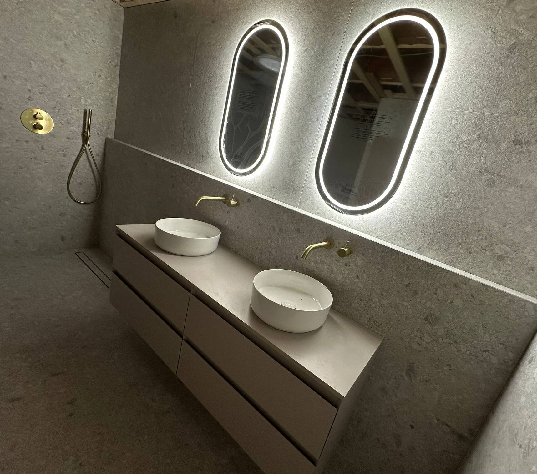 luxe-badkamer-gouden-kranen-ask-installatie