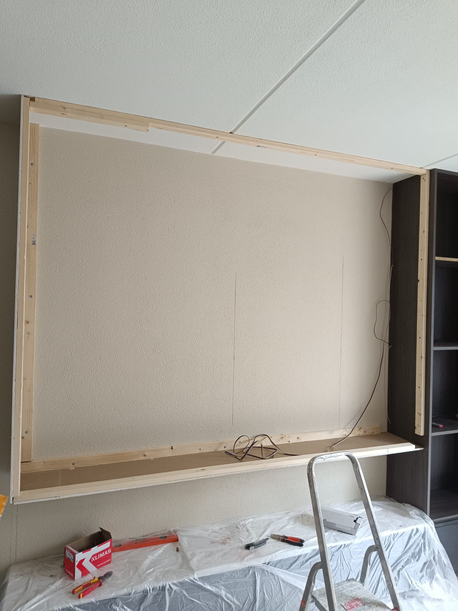 Luxe woonkamer met wandpanelen en sfeervolle afwerking Utrecht