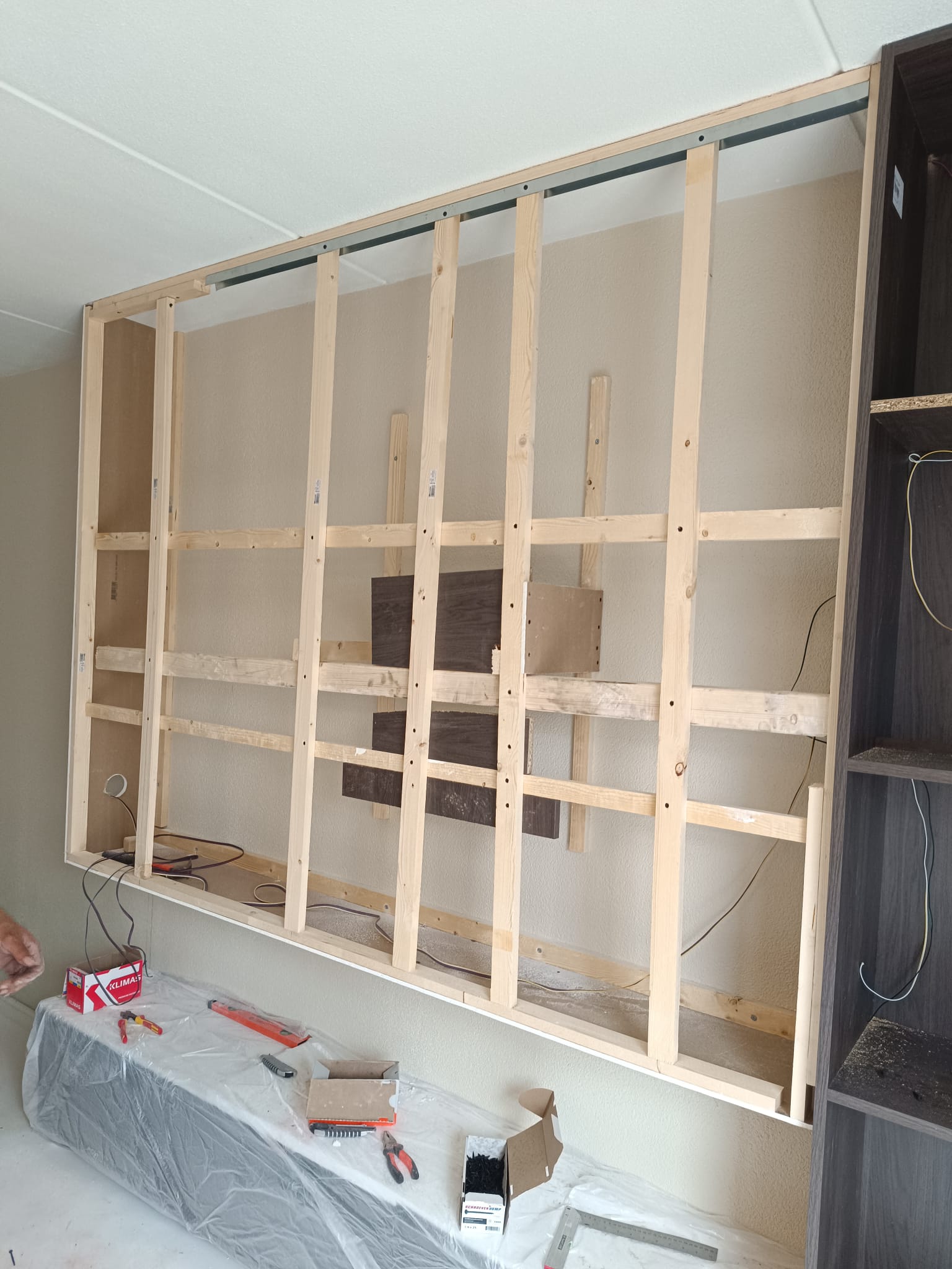Wandpanelen in woonkamer geplaatst in Utrecht door ASK Installaties