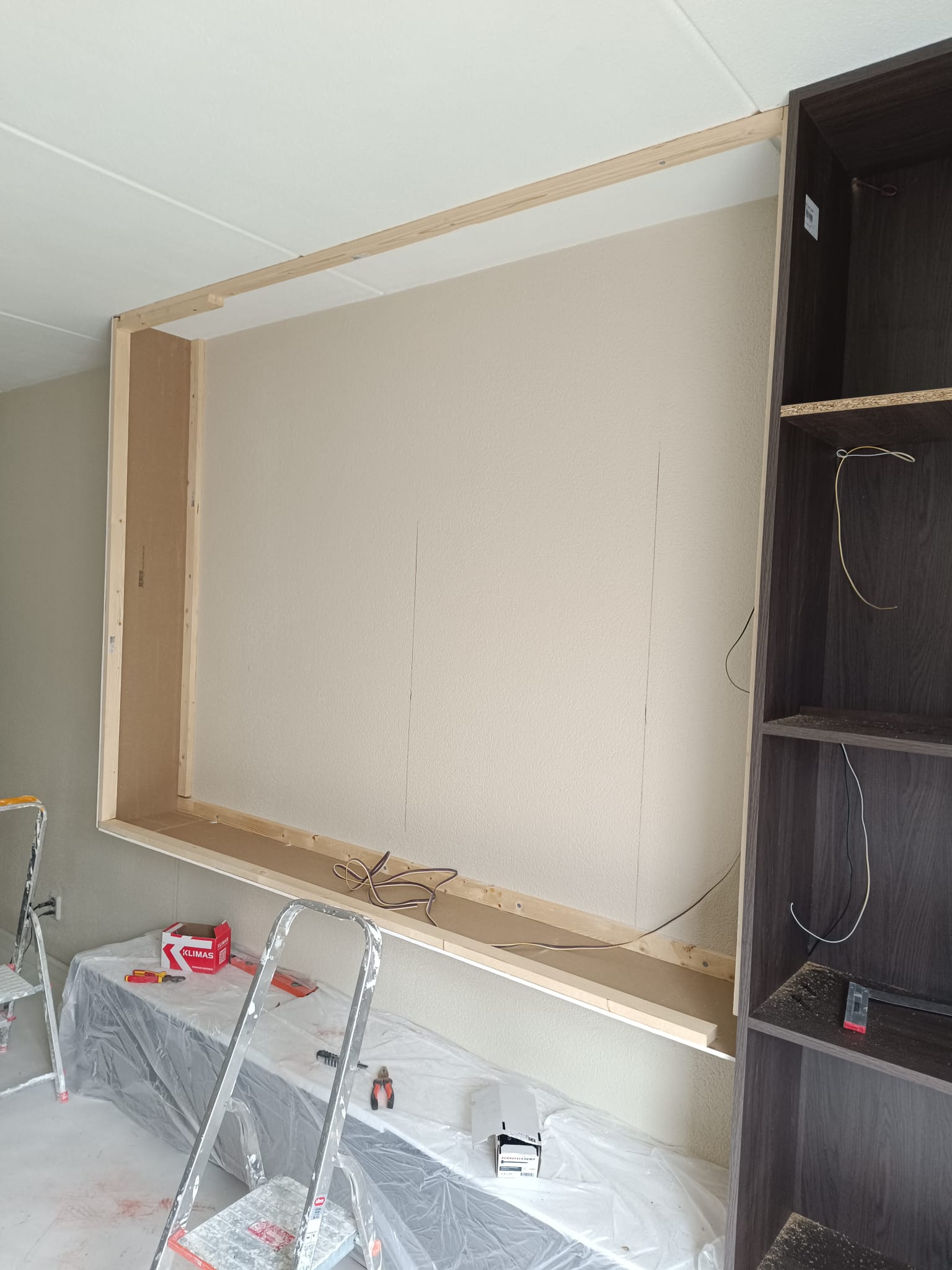 Wandpanelen als TV-wand in moderne woonkamer Utrecht