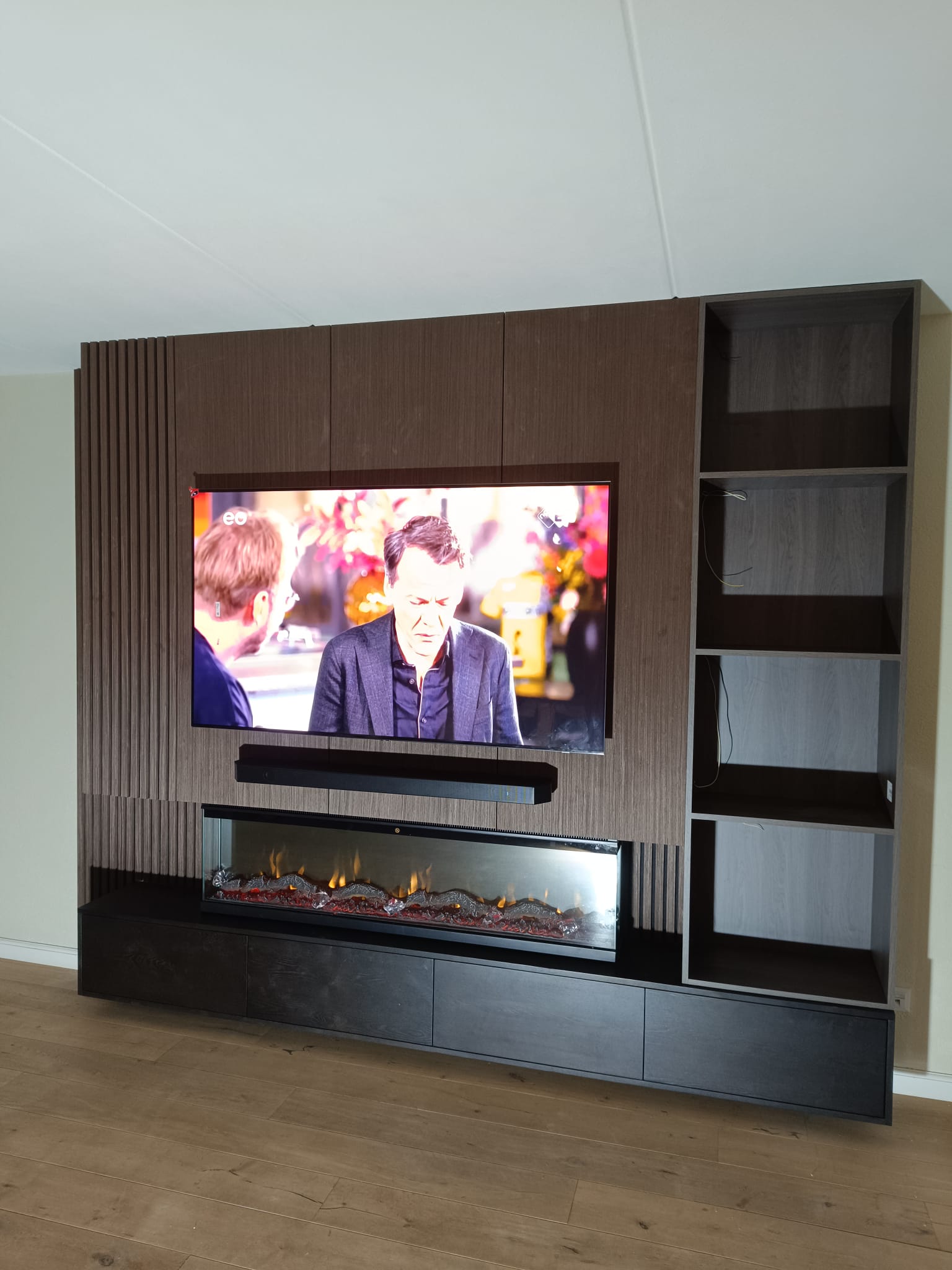 Decoratieve wandpanelen in woonkamer door ASK Installaties