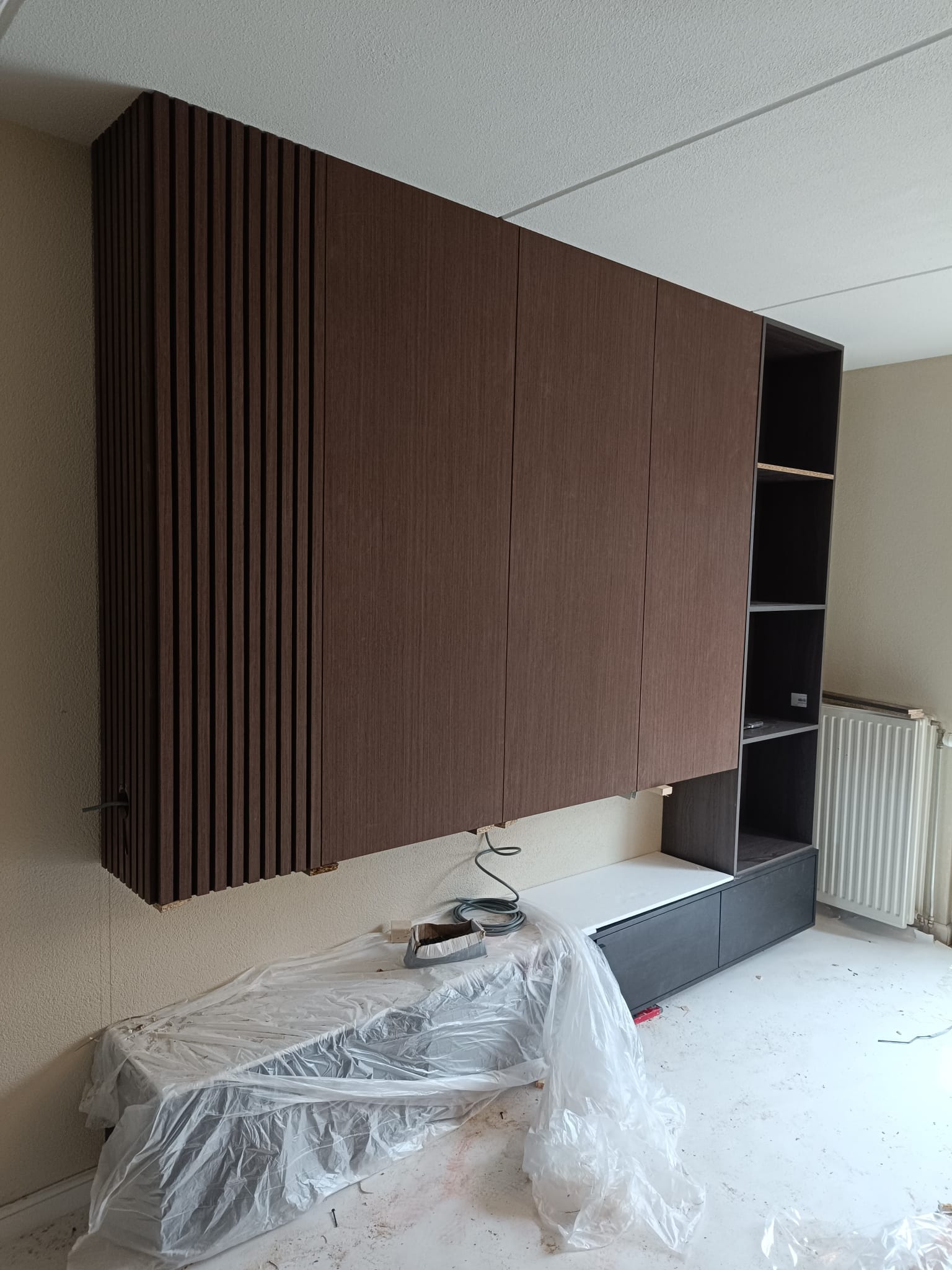 Woonkamer wandpanelen project door ASK Installaties Utrecht
