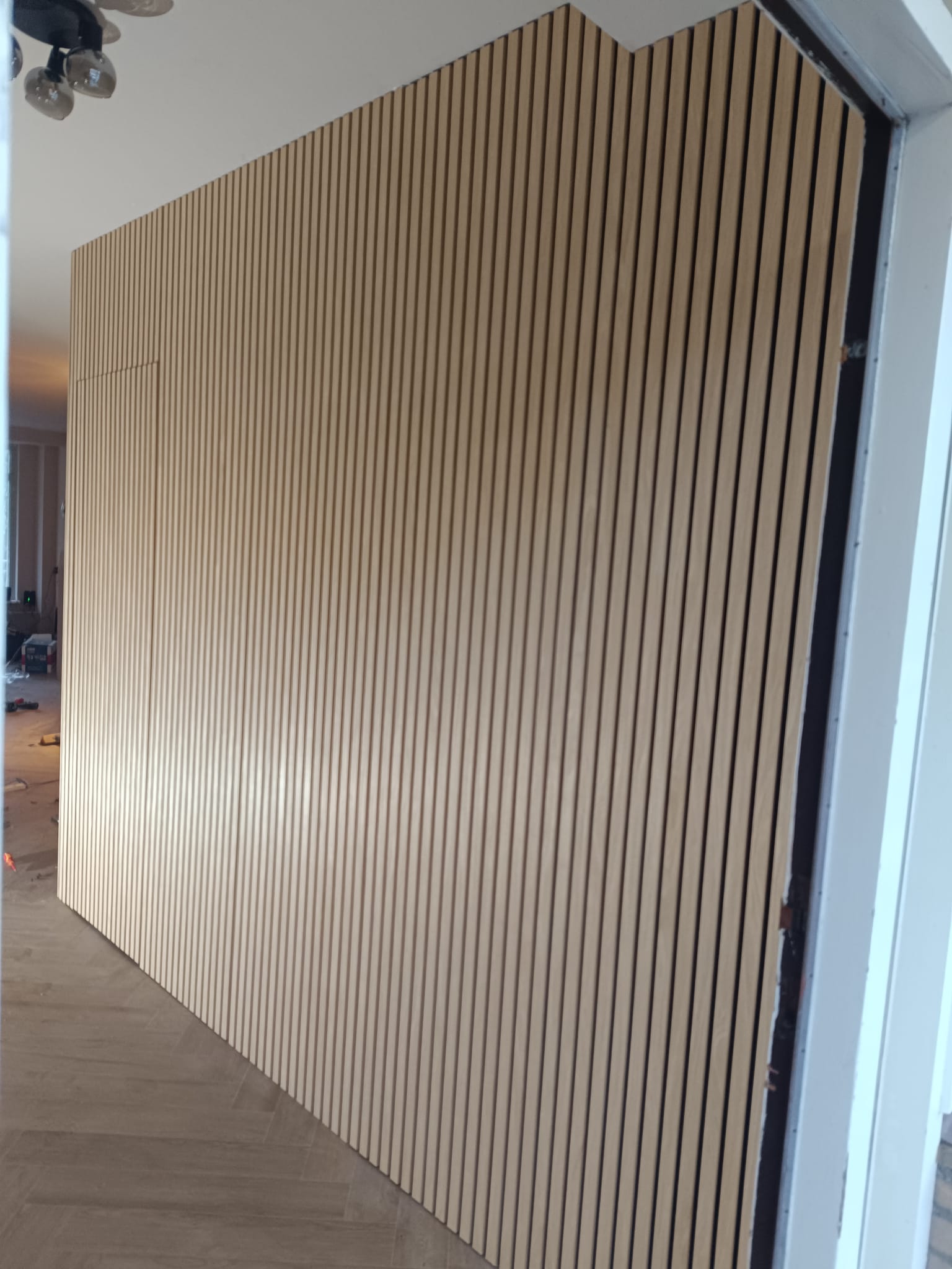 Sfeervolle wandpanelen langs woonkamerwand IJsselstein
