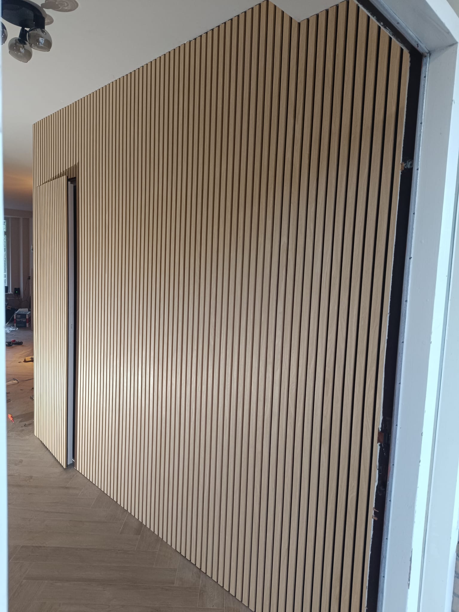 Complete woonkamer met wandpanelen door ASK Installaties