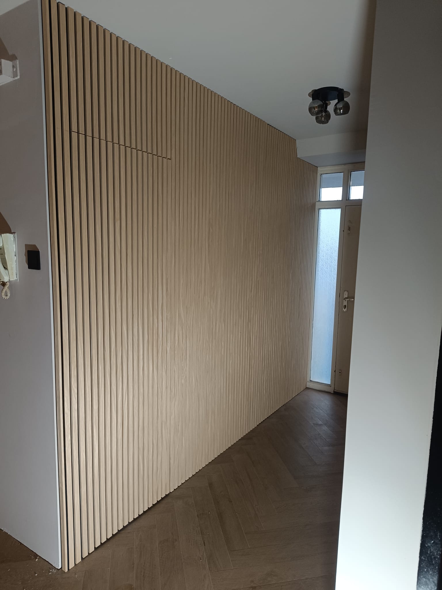 Detail van wandpanelen en afwerking in woonkamer Utrecht