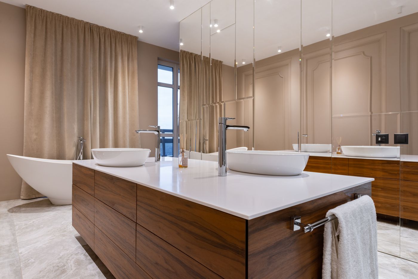 Moderne badkamer met strakke wandafwerking als alternatief voor tegels met PVC panelen