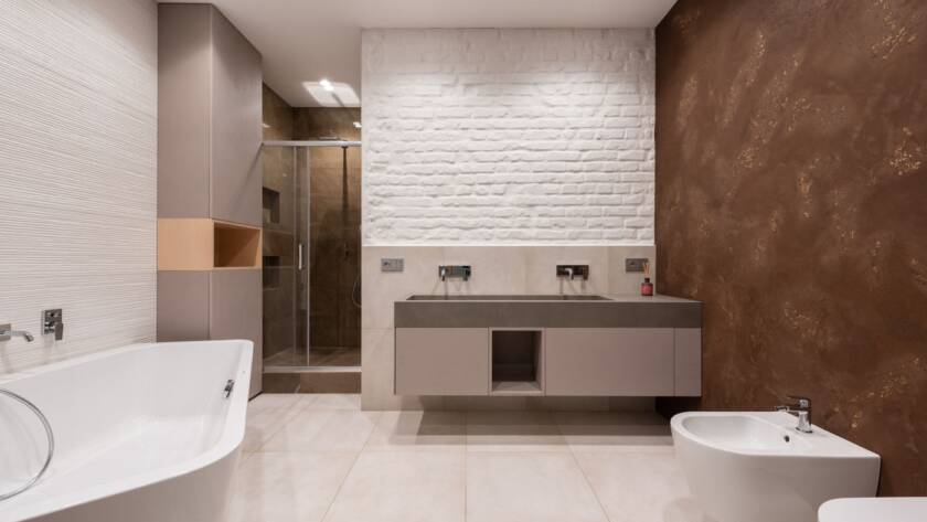 Moderne badkamer renovatie in Amsterdam met vrijstaand bad en dubbele wastafel door ASK Installaties