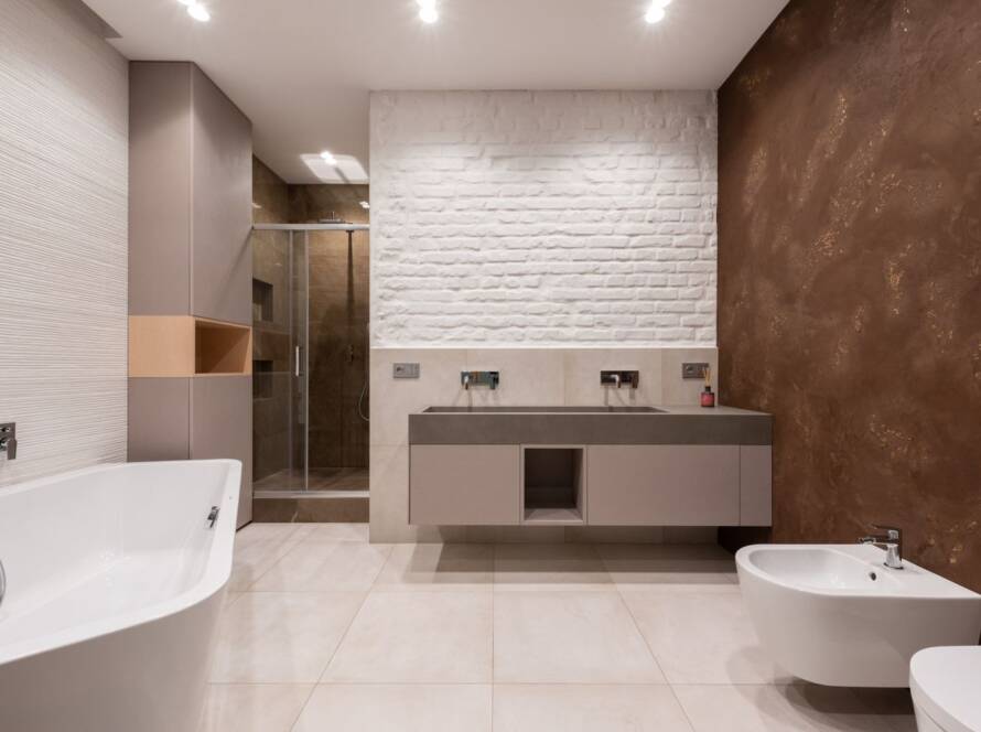 Moderne badkamer renovatie in Amsterdam met vrijstaand bad en dubbele wastafel door ASK Installaties