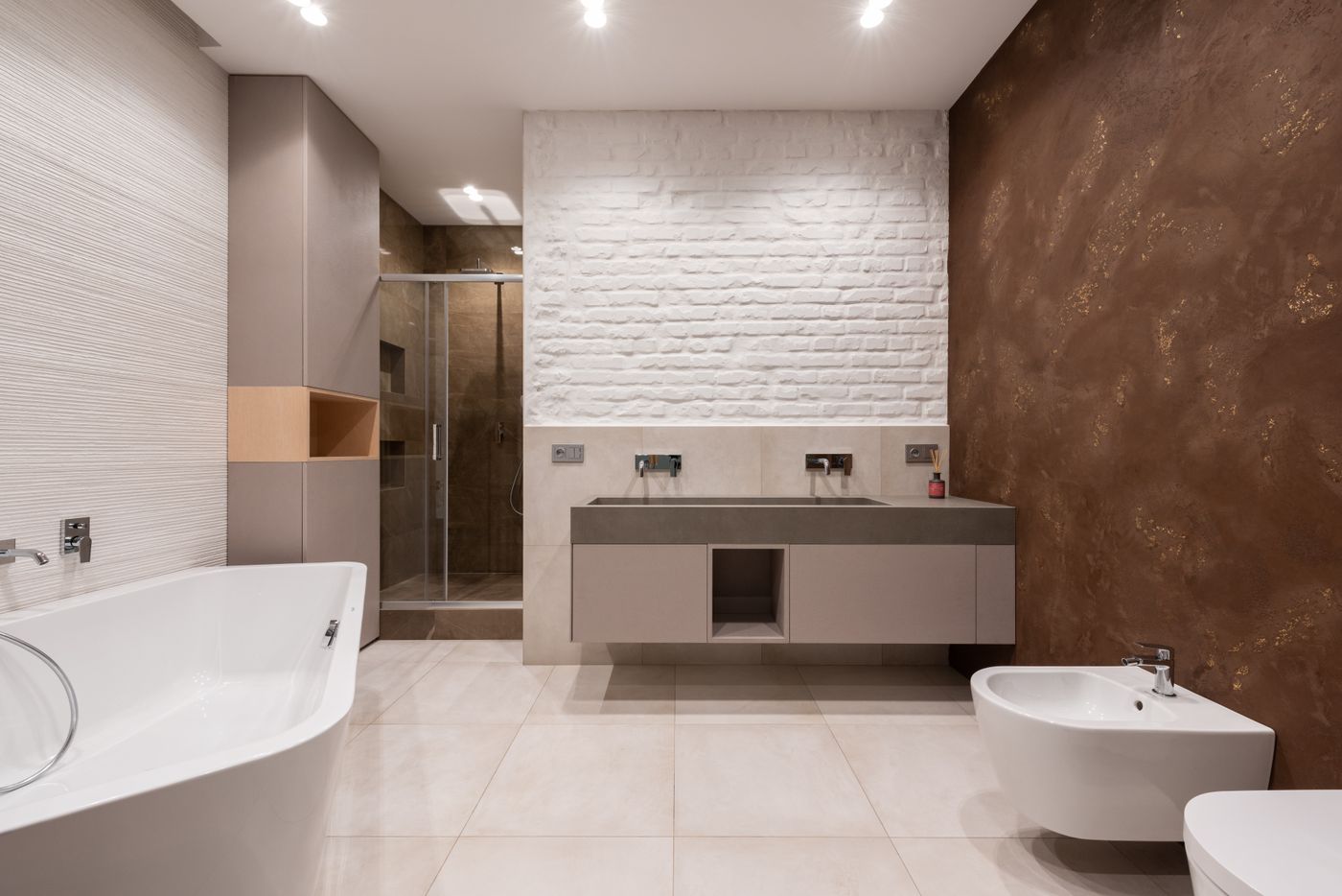 Moderne badkamer renovatie in Amsterdam met vrijstaand bad en dubbele wastafel door ASK Installaties