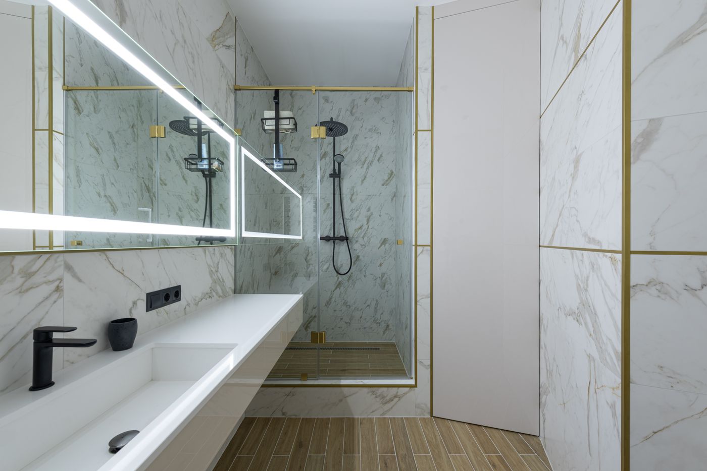 Inloopdouche met marmerlook wand in een badkamer renovatie in Amsterdam
