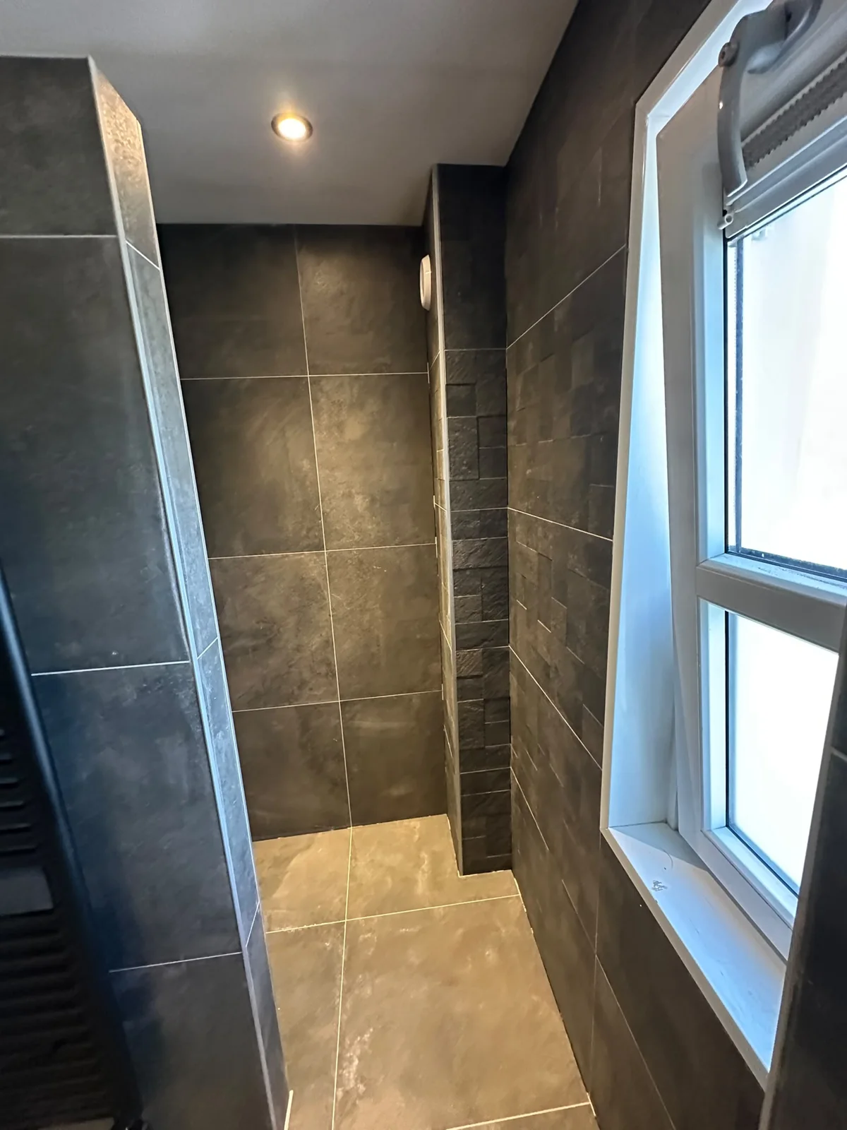 Ruime inloopdouche met daglicht na de badkamer renovatie