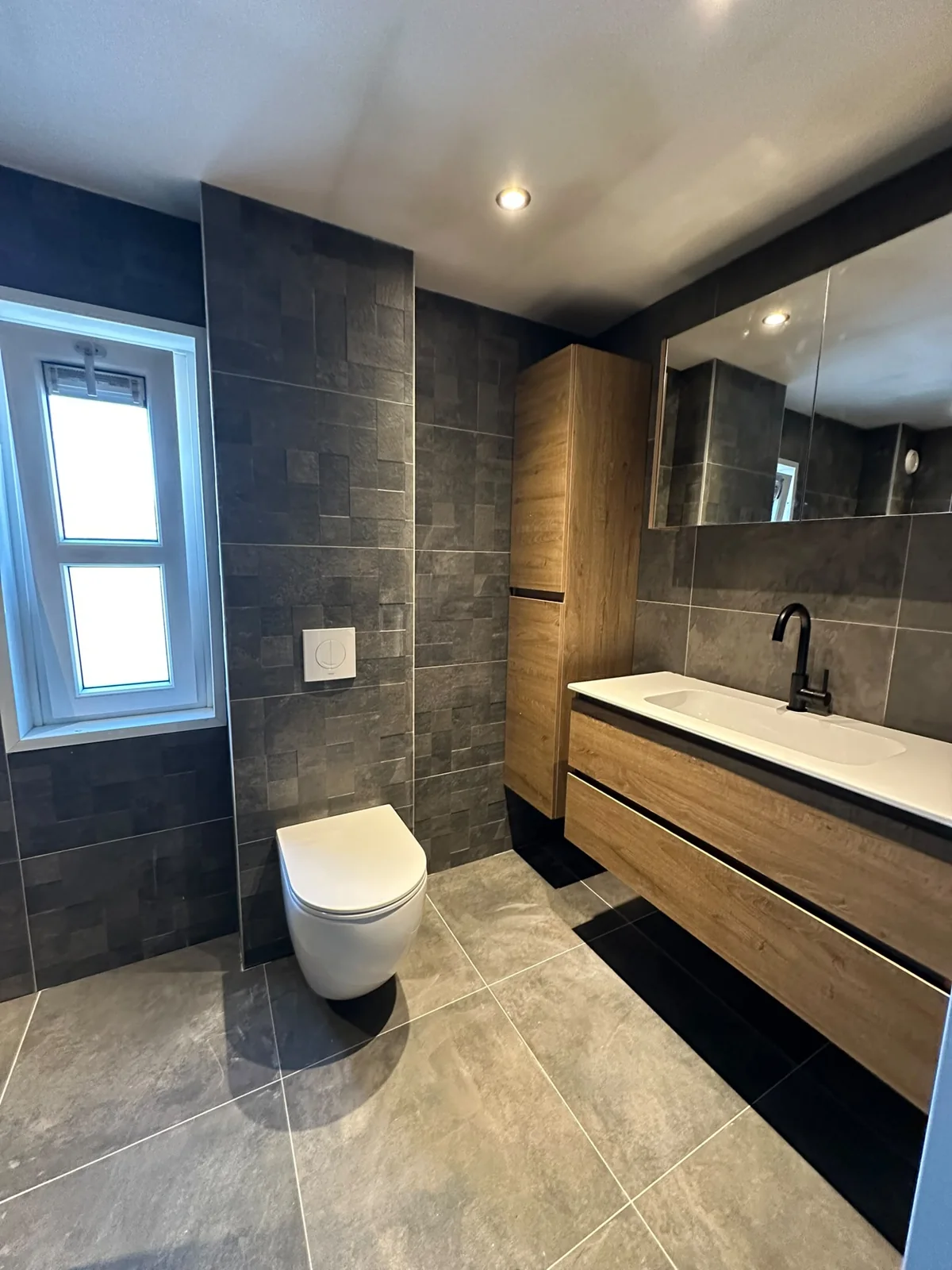Badkamer renovatie voor en na: van gesloopt tot moderne badkamer met inloopdouche