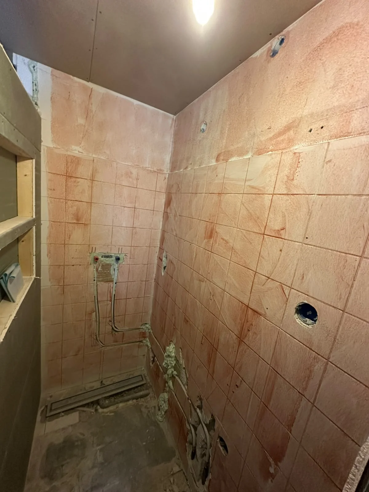 Badkamer renovatie voor: gestripte badkamer met kale wanden voordat ASK Installaties begon