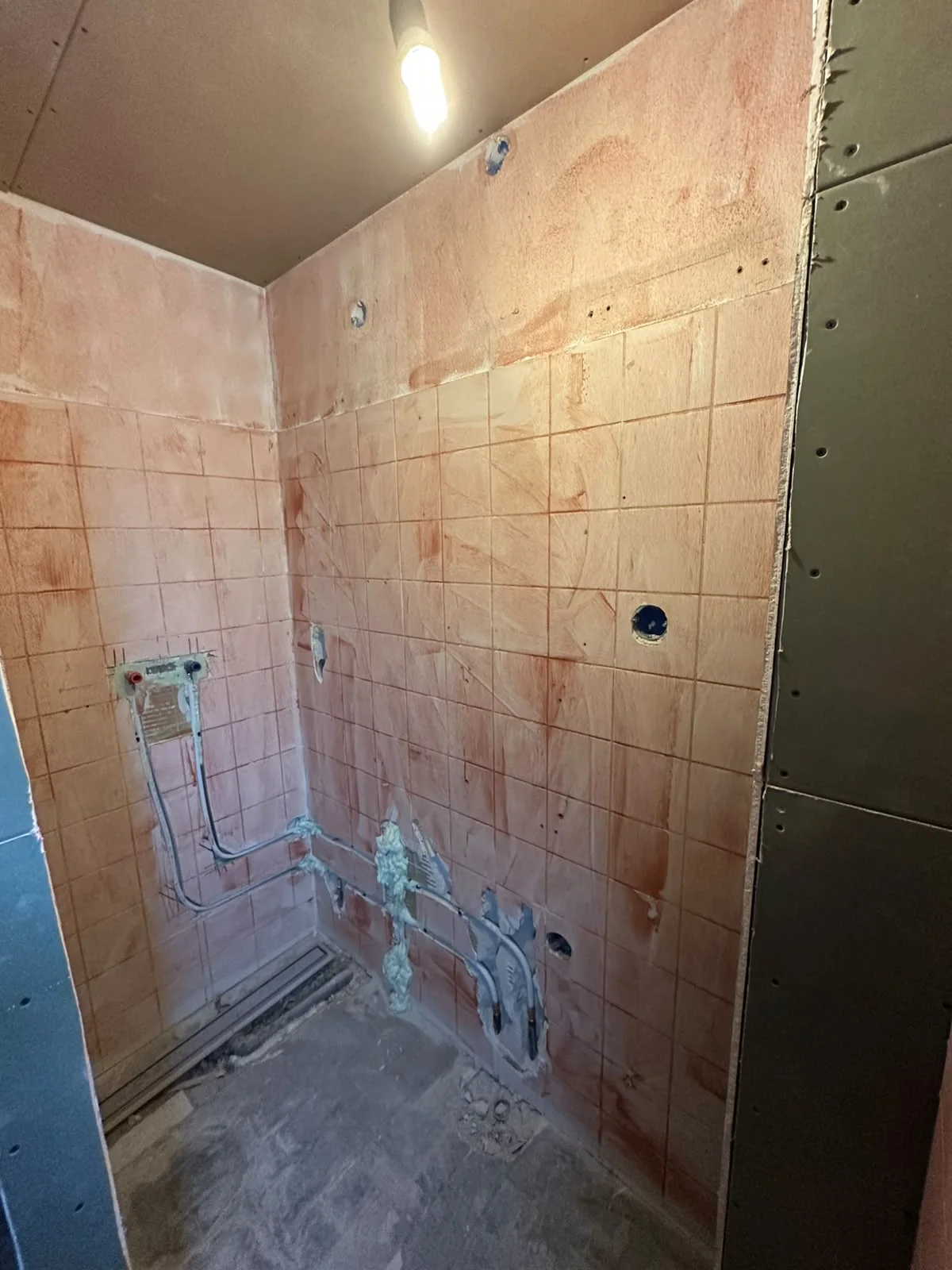 Oude badkamer gestript tot de basis, klaar voor complete renovatie